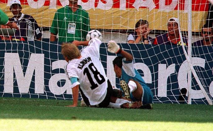 Jürgen Klinsmann trifft zum 1:1, Mexikos Torhüter Jorge Campos liegt geschlagen am Boden Fußball WM Herren Weltmeisterschaft 1998, Nationalmannschaft, Nationalteam, Nationaltrikot, Länderspiel Gruppe Stade La Mosson Montpellier
