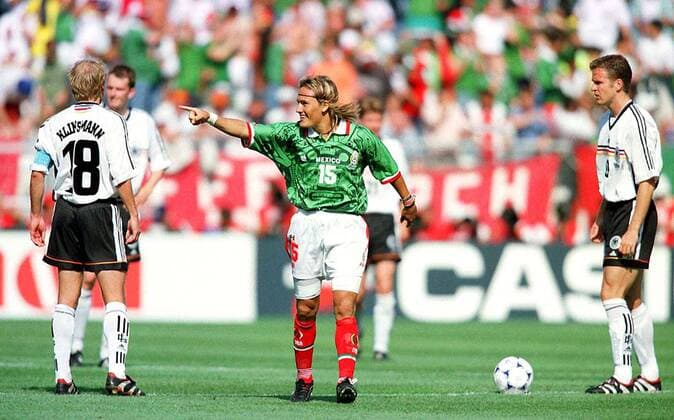 Mexikos Stürmerstar Luis Hernandez (Mi. Nr. 15) freut sich über seinen Führungstreffer zum 1:0, die deutschen Stürmer stehen etwas betrübt daneben, rechts Oliver Bierhoff Fußball WM Herren Weltmeisterschaft 1998, Nationalmannschaft, Nationalteam, Nationaltrikot, Länderspiel Gruppe Stade La Mosson Montpellier Glück, Freude, Enttäuschung, Nachdenklichkeit,