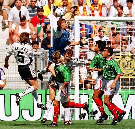 Gedränge vor dem mexikanischen Tor, Torhüter Jorge Campos rettet vor Thomas Helmer (li.) und Oliver Bierhoff (Mi.), rechts die mexikanischen Verteidiger (vorn Raul Lara, Nr. 14) Fußball WM Herren Weltmeisterschaft 1998, Länderspiel, Nationalmannschaft, Nationalteam, Nationaltrikot Gruppe Stade La Mosson Montpellier Dynamik, Abwehr, Anstrengung, Kampf,