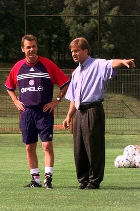 Trainer Ottmar Hitzfeld (li.) und Bayern-Pressechef Markus Hörwick Fußball 1. BL Herren Saison 1998 1999: FC Bayern München, Saisonbeginn, Saisonstart, Saisonanfang, Trainingsanfang Gruppe München