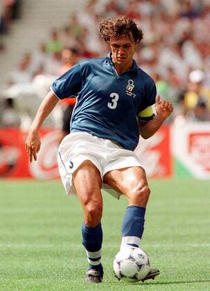 Kapitän Paolo Maldini spielt den Ball ab Fußball WM Herren Weltmeisterschaft 1998, Länderspiel, Nationalmannschaft, Nationalteam, Nationaltrikot Einzelbild Stade de France Paris, St. Denis Dynamik,