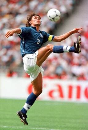 Kapitän Paolo Maldini nimmt den Ball mit dem Fuß aus der Luft an Fußball WM Herren Weltmeisterschaft 1998, Länderspiel, Nationalmannschaft, Nationalteam, Nationaltrikot Einzelbild Stade de France Paris, St. Denis Dynamik,
