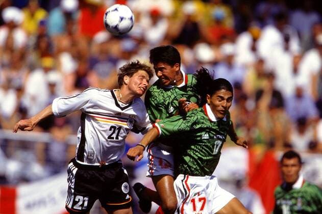 Michael Tarnat (li.) beim Kopfballduell gegen die Mexikaner Pavel Pardo und Francisco Palencia (re.) Fußball WM Herren Weltmeisterschaft 1998, Länderspiel, Nationalmannschaft, Nationalteam, Nationaltrikot Gruppe Stade La Mosson Montpellier Dynamik, Kampf, Höhe,