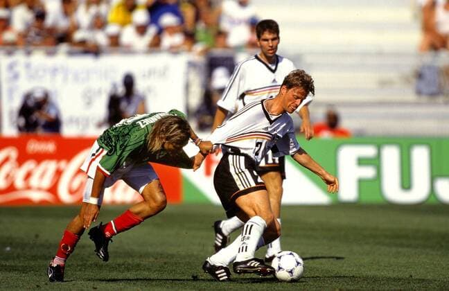 Christian Wörns (re.) am Ball gegen den Mexikaner Luis Hernandez Fußball WM Herren Weltmeisterschaft 1998, Länderspiel, Nationalmannschaft, Nationalteam, Nationaltrikot Gruppe Stade La Mosson Montpellier Dynamik, Kampf,