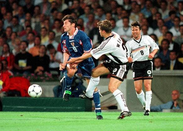 Das Foulspiel von Christian Wörns am Kroaten Davor Suker, das zum Platzverweis führte, rechts der Verursacher der heiklen Situation, Lothar Matthäus Fußball WM Herren Weltmeisterschaft 1998, Nationalmannschaft, Nationalteam, Nationaltrikot, Viertelfinale, Länderspiel Gruppe Stade Gerland Lyon Kampf, Dynamik,