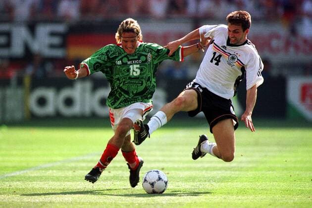 Packender Zweikampf zwischen Luis Hernandez (li.) und Markus Babbel Fußball WM Herren Weltmeisterschaft 1998, Länderspiel, Nationalmannschaft, Nationalteam, Nationaltrikot, Achtelfinale Gruppe Stade La Mosson Montpellier Dynamik, Anstrengung, Kampf, Abwehr,