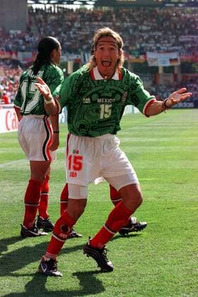 Luis Hernandez jubelt nach seinem Führungstreffer gegen die Deutschen Fußball WM Herren Weltmeisterschaft 1998, Länderspiel, Nationalmannschaft, Nationalteam, Nationaltrikot, Achtelfinale Gruppe Stade La Mosson Montpellier Glück, Begeisterung, Freude,