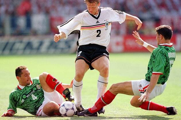 Christian Wörns (Mi.) im Dreikampf mit zwei Mexikanern, links German Villa Fußball WM Herren Weltmeisterschaft 1998, Länderspiel, Nationalmannschaft, Nationalteam, Nationaltrikot, Achtelfinale Gruppe Stade La Mosson Montpellier Dynamik, Kampf, Abwehr,