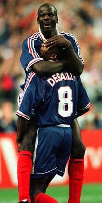 Matchwinner Lilian Thuram wird von Marcel Desailly hochgehoben Fußball WM Herren Weltmeisterschaft 1998, Nationalmannschaft, Länderspiel, Nationalteam, Nationaltrikot, Halbfinale Gruppe Stade de France Paris St. Denis Glück, Harmonie, Begeisterung, Freude,
