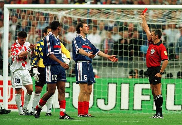 Frankreichs Libero Laurent Blanc (5) sieht von Schiedsrichter Jose M. Garcia Aranda (Spanien) die rote Karte Fußball WM Herren Weltmeisterschaft 1998, Nationalmannschaft, Länderspiel, Nationalteam, Nationaltrikot, Halbfinale Gruppe Stade de France Paris St. Denis Enttäuschung,