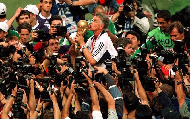 Frankreichs Trainer Aime Jacquet küßt den World Cup im Meer der Fotografen Fußball WM Herren Weltmeisterschaft 1998, Nationalmannschaft Frankreich, Nationalteam, Weltmeister, Feier, Siegerfeier Totale Stade de France Paris St. Denis Glück, Masse, Begeisterung, Freude,