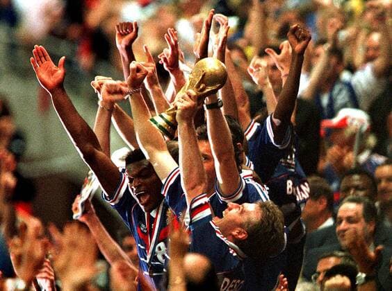 Frankreichs Kapitän Didier Deschamps hält jubelnd den World Cup in die Höhe Fußball WM Herren Weltmeisterschaft 1998, Nationalmannschaft Frankreich, Nationalteam, Weltmeister, Feier, Siegerfeier Gruppe Stade de France Paris St. Denis Glück, Begeisterung, Freude,
