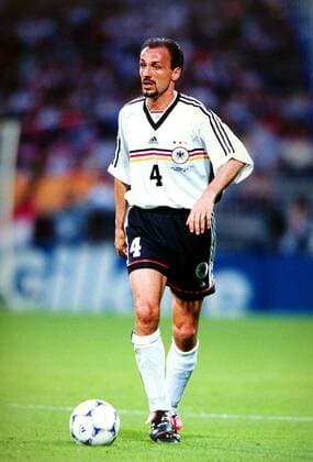 Jürgen Kohler (Deutschland) mit Ball Fußball WM Herren Weltmeisterschaft 1998, Nationalmannschaft, Länderspiel, Viertelfinale Deutschland Einzelbild Stade Gerland Lyon Konzentration,