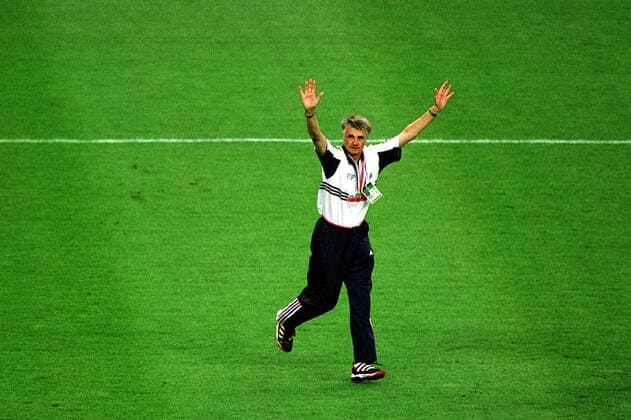 Nationaltrainer Aimé Jacquet reißt jubelnd die Arme hoch Fußball WM Herren Weltmeisterschaft 1998, Länderspiel, Nationalmannschaft, Nationalteam, Nationaltrikot Einzelbild Stade de France Paris, Saint Denis Begeisterung, Freude,