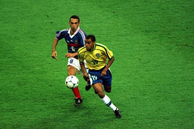Der Brasilianer Denilson am Ball gegen Frankreichs Youri Djorkaeff (li.) Fußball WM Herren Weltmeisterschaft 1998, Länderspiel, Nationalmannschaft, Nationalteam, Nationaltrikot Gruppe Stade de France Paris, Saint Denis Dynamik,