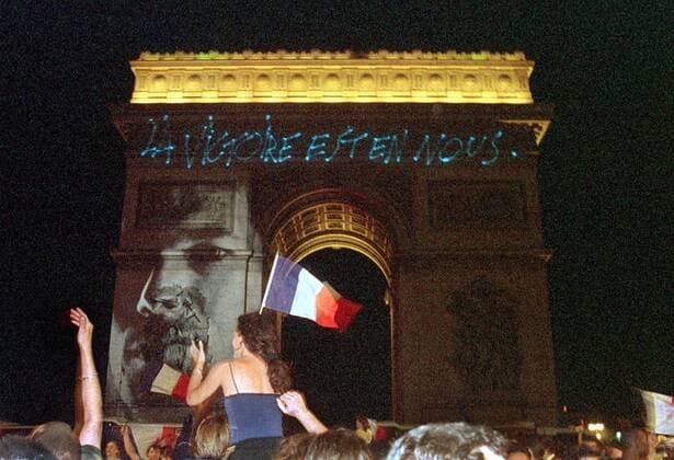 Französische Siegesfeier am Arc de Triomphe mit dem Bild von Zinedine Zidane und der Aufschrift La victoire est en nous Fußball WM Herren Weltmeisterschaft 1998, Länderspiel, Nationalmannschaft, Nationalteam, Nationaltrikot Totale Paris Begeisterung, Freude,