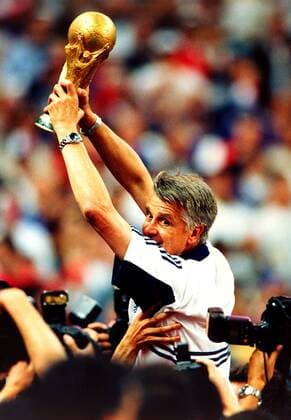 Stolz präsentiert Nationaltrainer Aimé Jacquet den Weltpokal Fußball WM Herren Weltmeisterschaft 1998, Länderspiel, Nationalmannschaft, Nationalteam, Nationaltrikot Einzelbild Stade de France Paris, Saint Denis Begeisterung, Freude,
