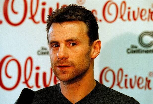 Dortmunds Neuzugang Manfred Binz bei der Pressekonferenz Fußball 1. BL Herren Saison 1997 1998: BVB Borussia Dortmund Porträt Dortmund Nachdenklichkeit,