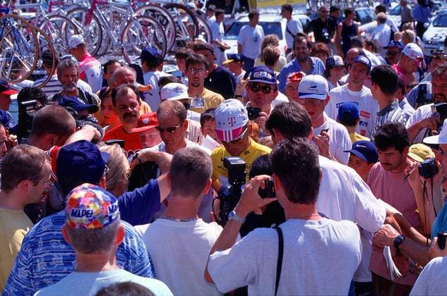 Riesiger Medienrummel um Jan Ullrich (Deutschland) vom Team Deutsche Telekom im gelben Trikot als Spitzenreiter der Gesamtwertung Radsport Herren Rad, Radrennen, Radrennsport, Straße, Straßenrennen, Straßenradsport, Profi, Profis, Profirennen Totale Masse,