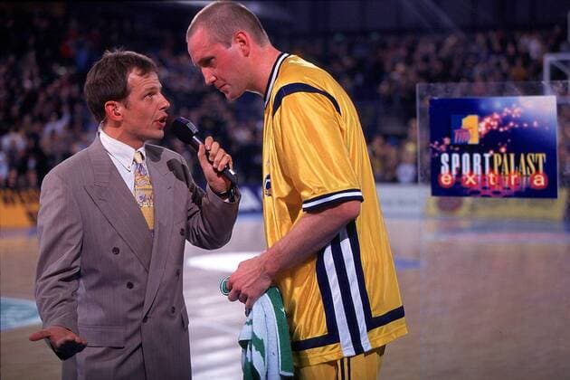 Moderator Hajo Seppelt vom SFB im Gespräch mit Christian Welp (re.) nach dem Spiel Basketball Herren Saison 1997 1998: Europa-Liga, Europaliga, ALBA Berlin Gruppe Max-Schmeling-Halle Berlin