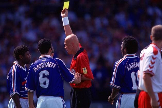 FIFA-Schiedsrichter Pierluigi Collina (Italien) zeigt die Gelbe Karte Fußball WM Herren Weltmeisterschaft 1998, Länderspiel Gruppe Stade Gerland Lyon Überlegenheit,