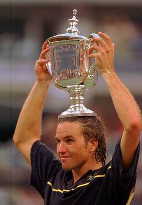 US Open-Gewinner Patrick Rafter (Australien) präsentiert stolz den Pokal auf dem Kopf Tennis Herren US Open, ATP-Tour 1997, Grand Slam, Hartplatz, Hardcourt Einzelbild Flushing Meadow New York Glück, Freude,