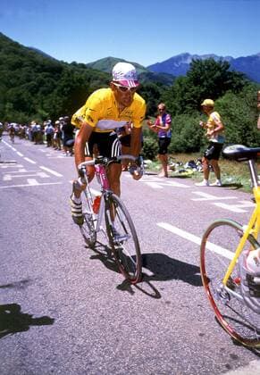 Jan Ullrich (Deutschland, Team Telekom) als Spitzenreiter der Gesamtwertung im Gelben Trikot muß beim Anstieg aus dem Sattel Radsport Herren Tour de France 1998, 14. Etappe von Valreas - Grenoble, Straße, Straßenradsport, Rad, Radrennen Einzelbild Anstrengung, Dynamik, Kampf,