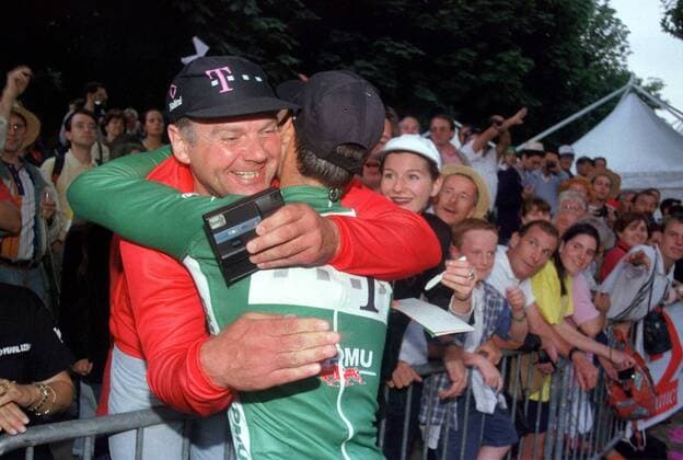 Erik Zabel (Team Deutsche Telekom) nimmt die ersten Glückwünsche von seinem Vater Detlev entgegen Radsport Herren Tour de France 1998, Straßenradsport, Radrennsport, Radrennen, Straßenradrennsport, Straße, Rad Gruppe Paris Harmonie, Freude, Begeisterung,