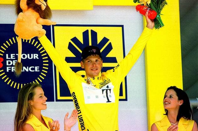 Der Gesamtführende Jan Ullrich (Team Deutsche Telekom) jubelt über das gelbe Trikot Radsport Herren Tour de France 1998, Straßenradsport, Radrennsport, Radrennen, Straßenradrennsport, Straße, Rad Einzelbild Grenoble Freude,