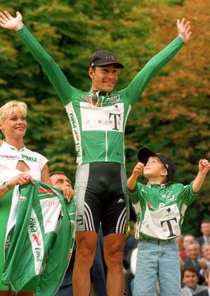 Sprintkönig Erik Zabel (Team Deutsche Telekom) mit Sohn Rick jubelnd Radsport Herren Tour de France 1998, Finale, Radrennsport, Straßenradsport, Straßenradrennsport, Radrennen, Rad Gruppe Paris Freude,