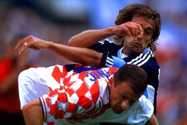 Der Argentinier Gabriel Batistuta (re.) im Clinch mit Mario Stanic Fußball WM Herren Weltmeisterschaft 1998, Nationalmannschaft, Länderspiel: Argentinien - Kroatien Gruppe Stadion Stade de France Paris, St. Denis Dynamik, Kampf,