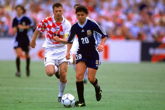 Der Argentinier Marcelo Gallardo mit Ball verfolgt von Zvonimir Boban Fußball WM Herren Weltmeisterschaft 1998, Nationalmannschaft, Länderspiel: Argentinien - Kroatien Gruppe Stadion Stade de France Paris St. Denis Dynamik,
