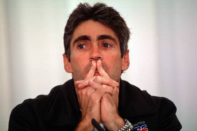 Michael Doohan (Australien) nachdenklich Motorsport WM Herren Weltmeisterschaft, Motorrad 1998. 9. Lauf, Straßenrennen, Motorradrennen, Motorradrennsport Porträt Sachsenring Hohenstein-Ernstthal Nachdenklichkeit,