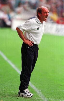 Trainer Hannes Linßen gibt aufgeregt Anweisungen Fußball 2. BL Herren Saison 1998 1999: FC Gütersloh Einzelbild Heidewaldstadion Gütersloh Ungeduld, Verzweiflung, Wut,