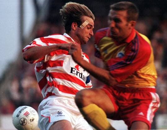 Der Mainzer Kapitän Jürgen Klopp (li.) beim Duell um den Ball Fußball 2. BL Herren Saison 1998 1999: FSV Mainz 05 - Karlsruher SC, KSC, Karlsruhe 4:1 Gruppe Stadion am Bruchweg Mainz Dynamik, Kampf,