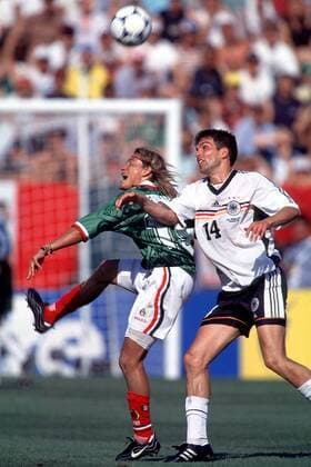 Der Mexikaner Luis Hernandez beim Duell um den Ball mit Markus Babbel (re.) Fußball WM Herren Weltmeisterschaft 1998, Länderspiel, Nationalmannschaft: Mexiko, Mexico - Deutschland Gruppe Stadion Stade La Mosson Montpellier Dynamik, Kampf,