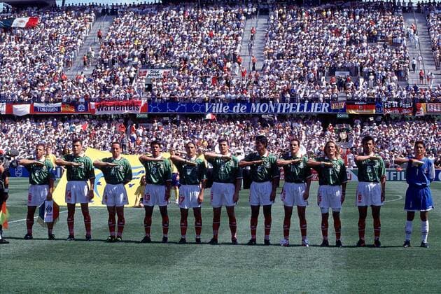 Das mexikanische Team bei der Hymne, die Hand zum Gruß,v.l.: Kapitän Alberto Garcia Aspe, Raul Lara, German Villa, Pavel Pardo, Francisco Palencia, Duilio Davino, Claudio Suarez, Cuauhtemoc Blanco, Luis Hernandez, Marcelino Bernal und Torwart Jorge Campos Fußball WM Herren Weltmeisterschaft 1998, Länderspiel, Nationalmannschaft, Nationalteam, Mexiko, Mexico Totale Stadion Stade La Mosson Montpellier Harmonie,