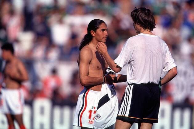 Der Mexikaner Francisco Palencia (li.) beim Trikottausch mit Christian Ziege Fußball WM Herren Weltmeisterschaft 1998, Länderspiel, Nationalmannschaft: Mexiko, Mexico - Deutschland Gruppe Stadion Stade La Mosson Montpellier Harmonie,