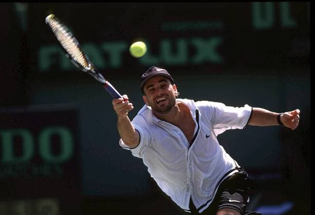 Der Amerikaner Andre Agassi streckt sich nach dem Ball Tennis Herren French Open 1996, ATP-Tour, Grand Slam, Sand, Sandplatz, Sandplatztennis, Tennisturnier Einzelbild Roland Garros Paris Dynamik, Kampf, Anstrengung,