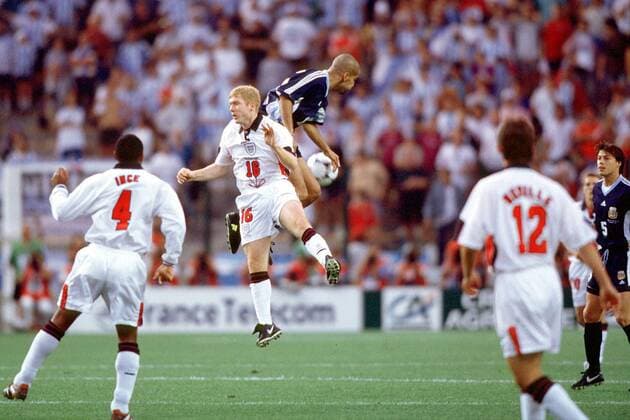 Paul Scholes (England) beim Kopfballduell mit Juan Veron (Argentinien) Fußball WM Herren Weltmeisterschaft 1998, Länderspiel, Nationalmannschaft, Nationalteam, Nationaltrikot Gruppe Stadion Stade Geoffroy Guichard St. Etienne Anstrengung, Dynamik, Kampf,