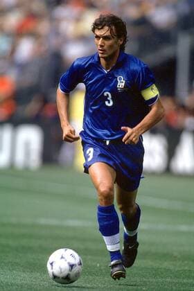 Paolo Maldini (Italien) am Ball Fußball WM Herren Weltmeisterschaft 1998, Länderspiel, Nationalmannschaft, Nationalteam, Nationaltrikot Einzelbild St. Denis, Stade de France Paris Dynamik,