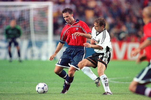 Eric Wynalda (USA) kämpft mit Thomas Häßler (Deutschland) um den Ball Fußball WM Herren Weltmeisterschaft 1998, Länderspiel, Nationalmannschaft, Nationalteam, Nationaltrikot Gruppe Stade Parc de Princes, Prinzenparkstadion Paris Dynamik, Kampf,