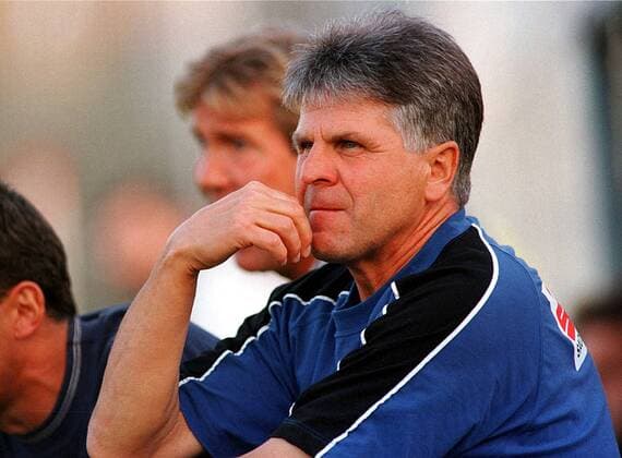 Fußball, Trainerhistorie KSV Hessen Kassel von 1964 bis heute Trainer Hans-Ulrich Thomale Fußball Herren Saison 1998 1999: Regionalliga Nordost, VfB Leipzig Einzelbild Alte Försterei Berlin Nachdenklichkeit, Skepsis,