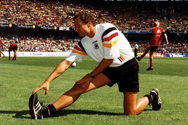 Schiedsrichter Hellmut Krug beim Stretching vor dem Spiel Fußball 1. BL Herren Saison 1998 1999: 1. FC Nürnberg - HSV, Hamburg, Hamburger SV Einzelbild Frankenstadion Nürnberg