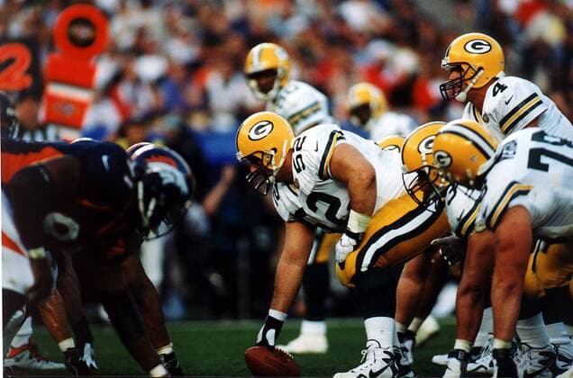 Quarterback Brett Favre (4, Green Bay) erwartet den snap vom Center der offensive line, Frank Winters American Football Herren NFL, Saison 1997 1998, Super Bowl, Finale, Endspiel: Green Bay Packers Gruppe Superbowl San Diego Spannung, Konzentration,