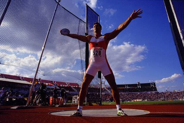 Lars Riedel (Deutschland) konzentriert sich auf seinen Versuch Leichtathletik EM Herren Europameisterschaft 1998, Diskus, Diskuswerfen, Diskuswurf Einzelbild Nepstadion Budapest Dynamik, Konzentration,