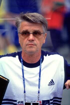 Trainer Aimé Jacquet nachdenklich Fußball WM Herren Weltmeisterschaft 1998, Länderspiel, Nationalmannschaft, Nationalteam, Nationaltrikot Porträt Stade de France Paris, St. Denis Nachdenklichkeit, Skepsis,