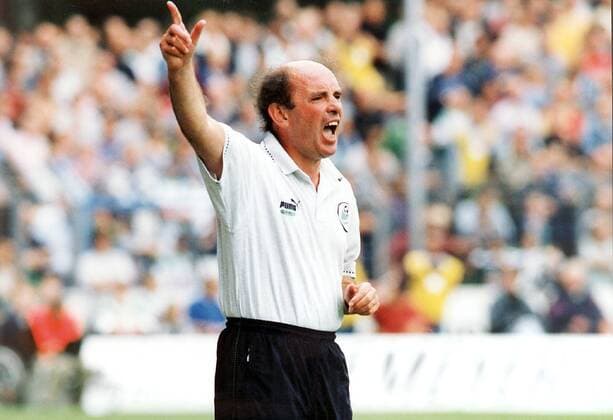 Trainer Hannes Linßen wild gestikulierend Fußball 2. BL Herren Saison 1998 1999: FC Gütersloh Einzelbild Heidewaldstadion Gütersloh Skepsis, Ungeduld, Verzweiflung, Wut,