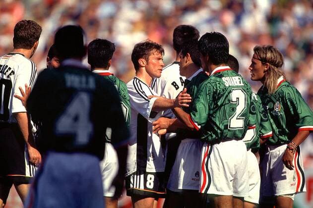 Lothar Matthäus (Deutschland) beruhigt die Mexikaner Fußball WM Herren Weltmeisterschaft 1998, Länderspiel, Nationalmannschaft, Nationalteam, Nationaltrikot Gruppe Stade La Mosson Montpellier Überlegenheit,