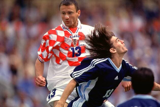 Der Kroate Mario Stanic (li.) und Argentiniens Pablo Paz beim Kopfballduell Fußball WM Herren Weltmeisterschaft 1998, Länderspiel, Nationalmannschaft, Nationalteam, Nationaltrikot Gruppe Stade Lescure Bordeaux Dynamik, Kampf, Höhe,